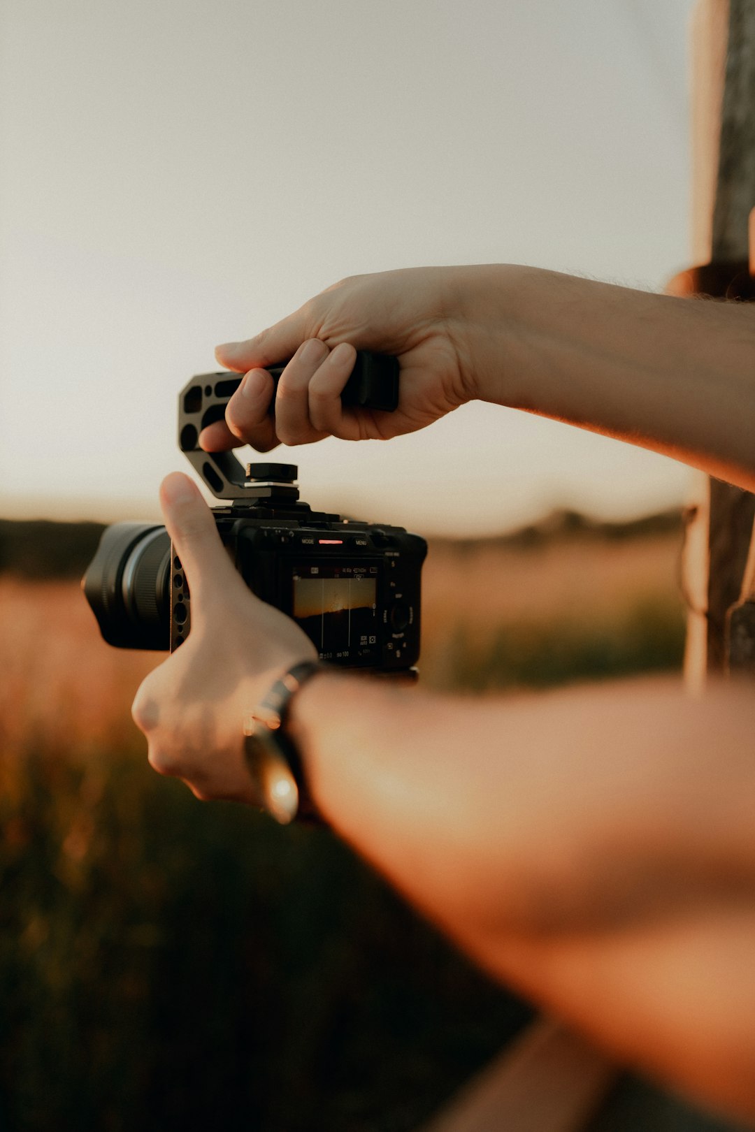 gallery-1 hands-holding-a-camera-with-a-handle-2h7fkwaivpu