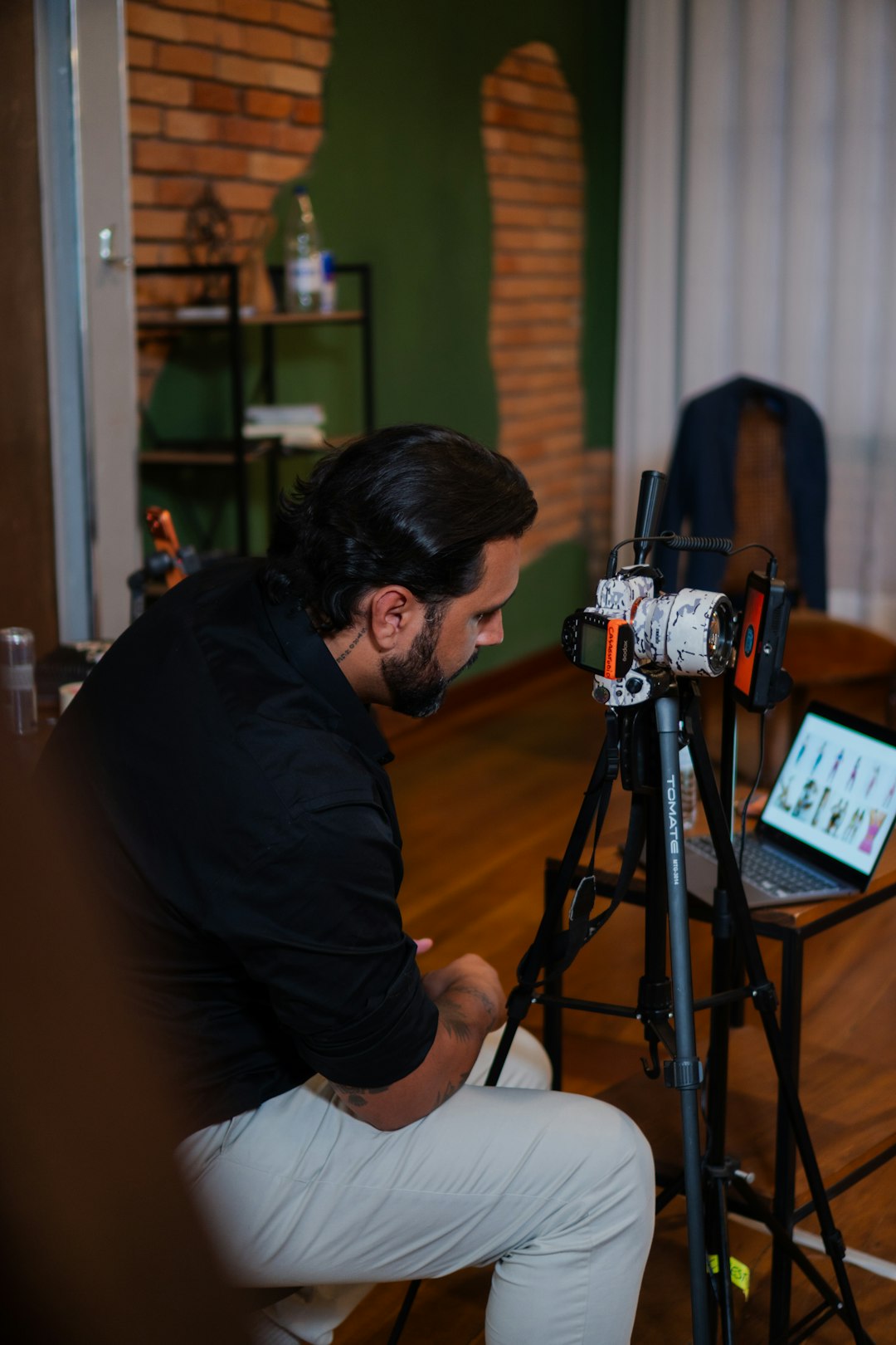 gallery-6 man-filming-with-professional-camera-setup-speij0ebl8c