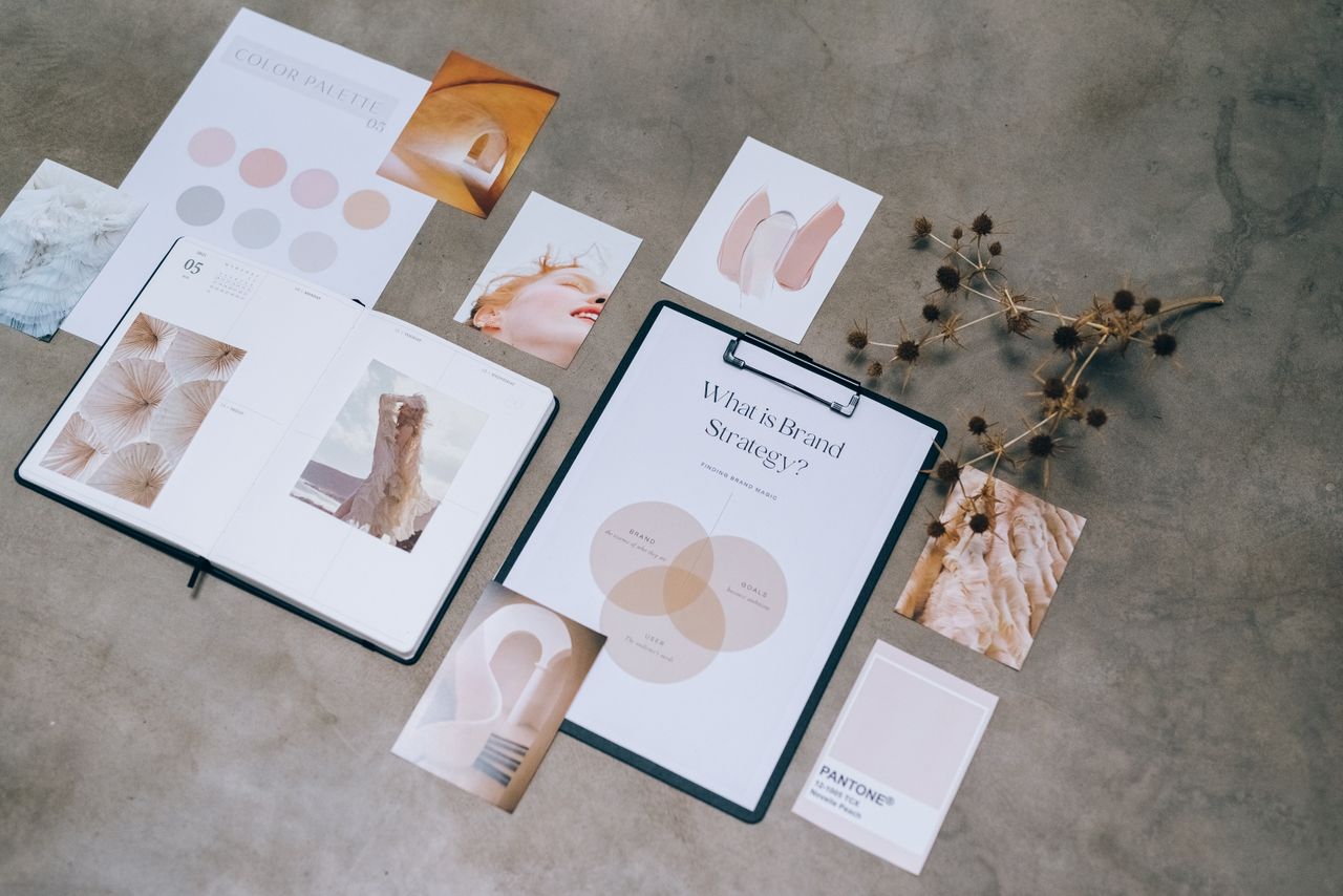 about-02 Flat lay of branding strategy materials with moodboard and color palette for creative design.
